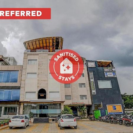 Vaccinated Staff- Townhouse Oak Hotel Silvotel Indore Buitenkant foto