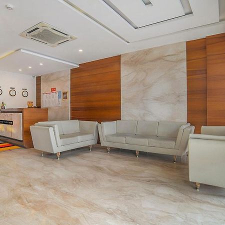 Vaccinated Staff- Townhouse Oak Hotel Silvotel Indore Buitenkant foto