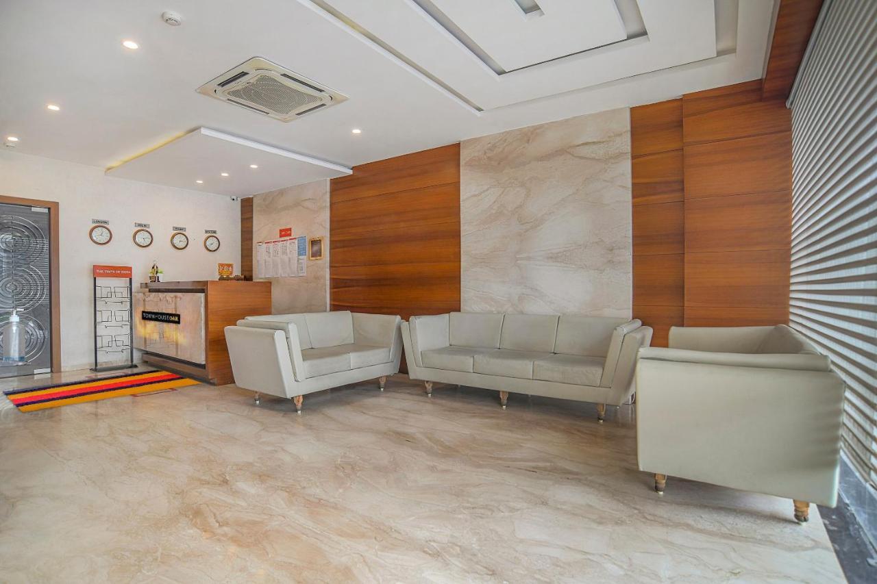 Vaccinated Staff- Townhouse Oak Hotel Silvotel Indore Buitenkant foto