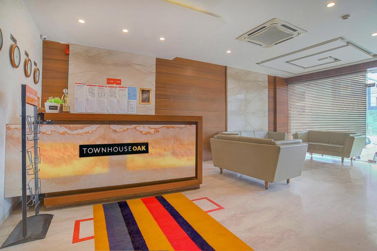 Vaccinated Staff- Townhouse Oak Hotel Silvotel Indore Buitenkant foto
