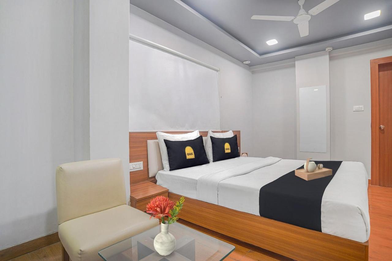 Vaccinated Staff- Townhouse Oak Hotel Silvotel Indore Buitenkant foto