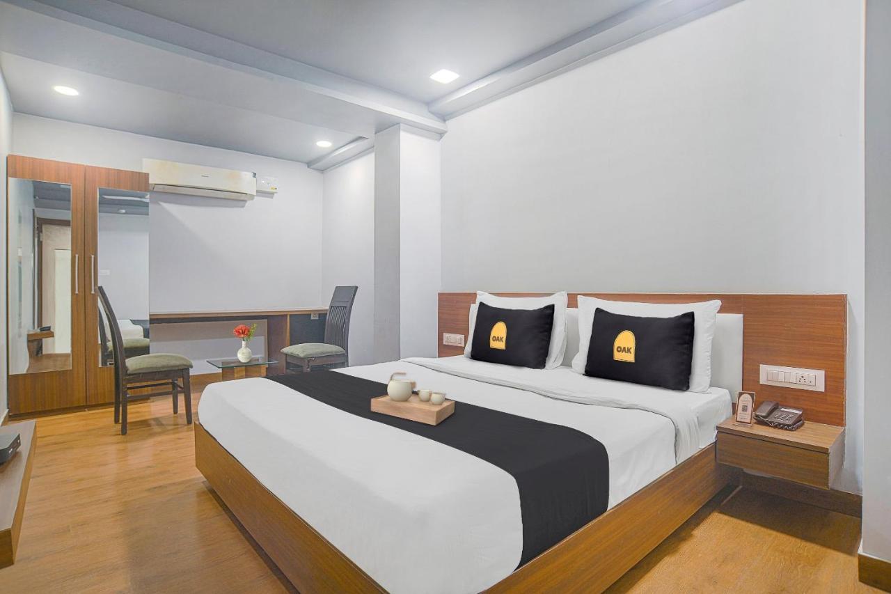Vaccinated Staff- Townhouse Oak Hotel Silvotel Indore Buitenkant foto