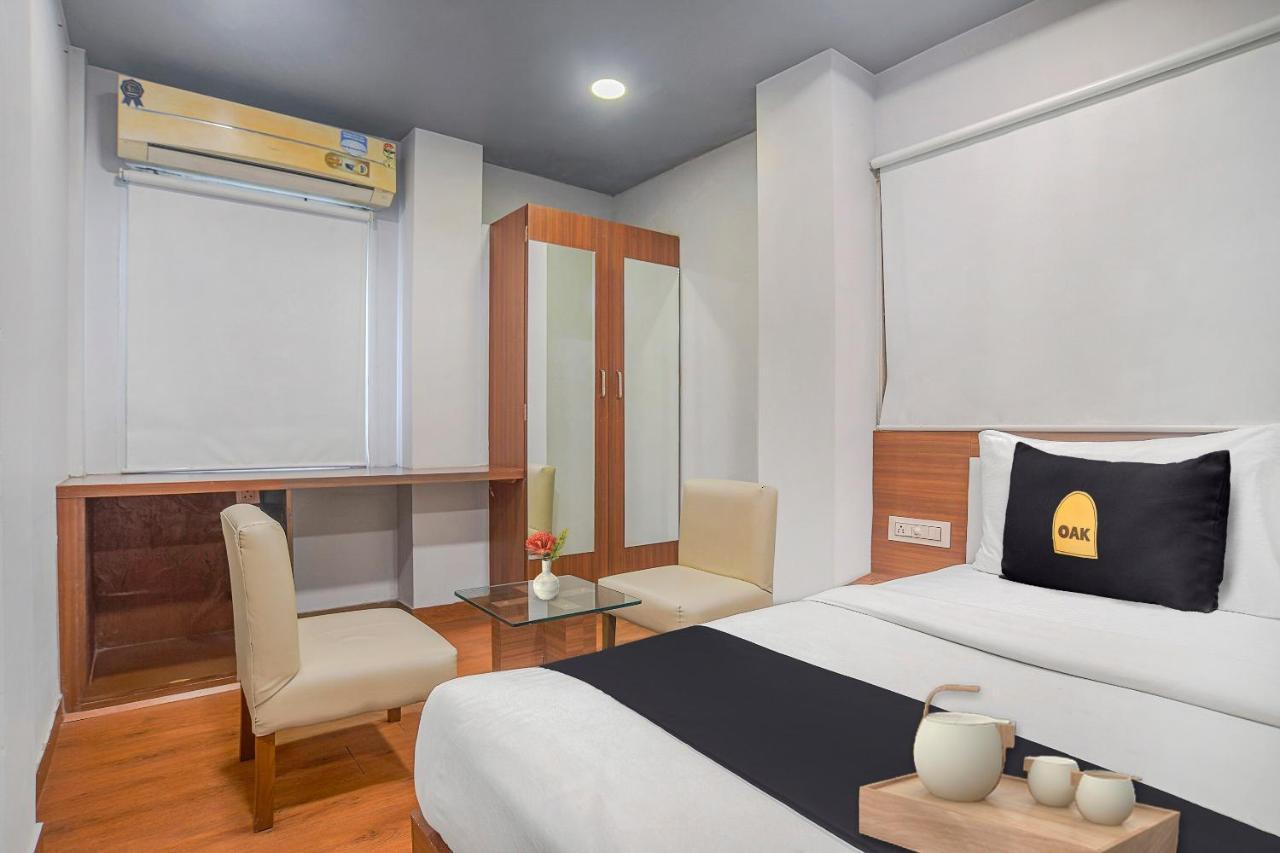 Vaccinated Staff- Townhouse Oak Hotel Silvotel Indore Buitenkant foto