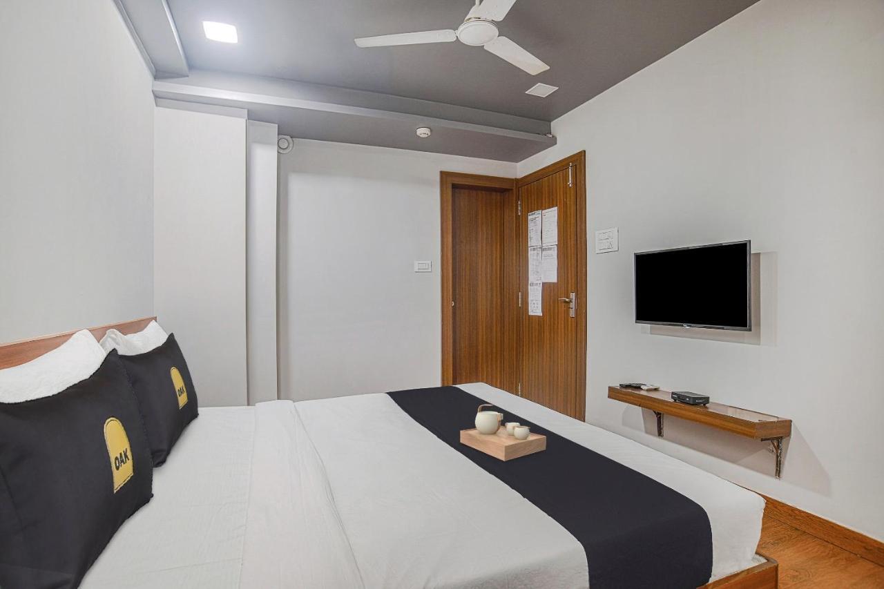 Vaccinated Staff- Townhouse Oak Hotel Silvotel Indore Buitenkant foto