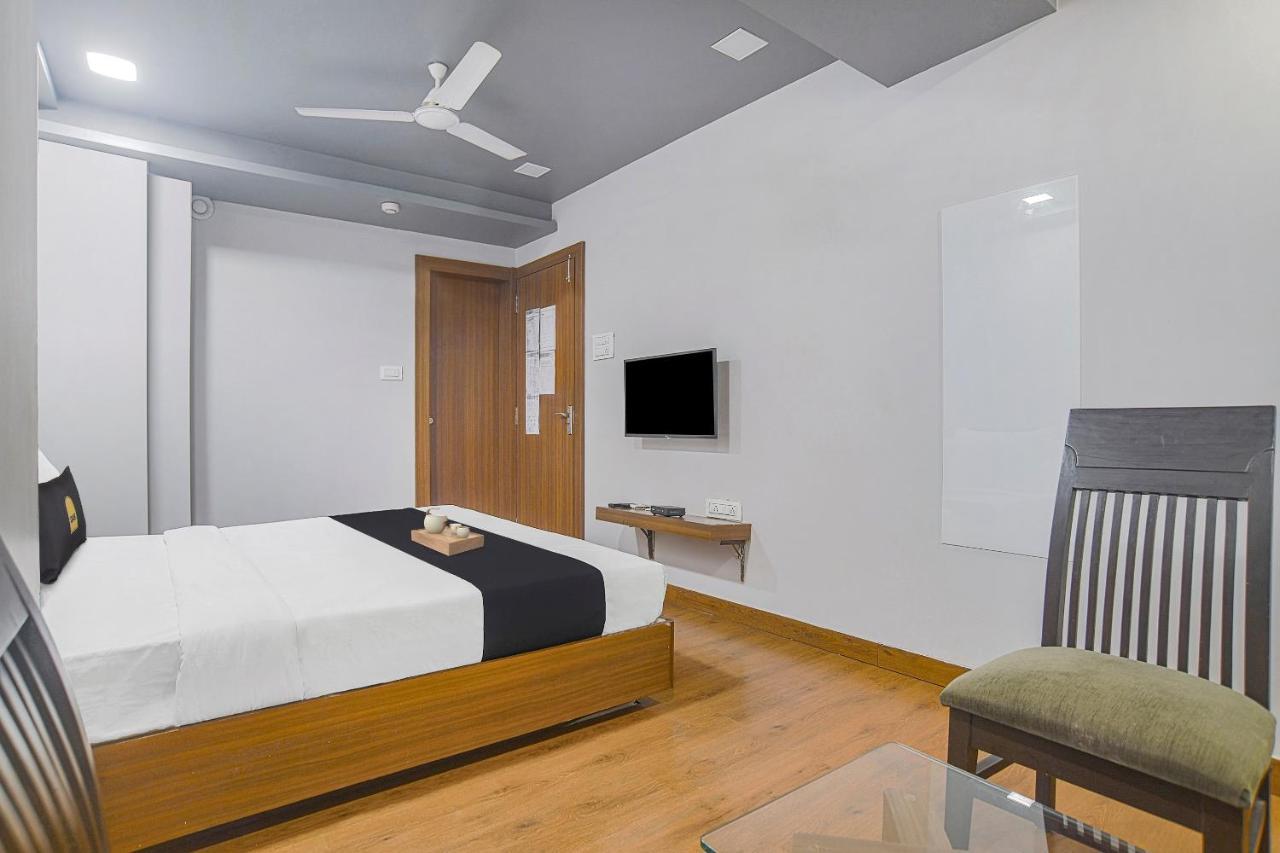 Vaccinated Staff- Townhouse Oak Hotel Silvotel Indore Buitenkant foto