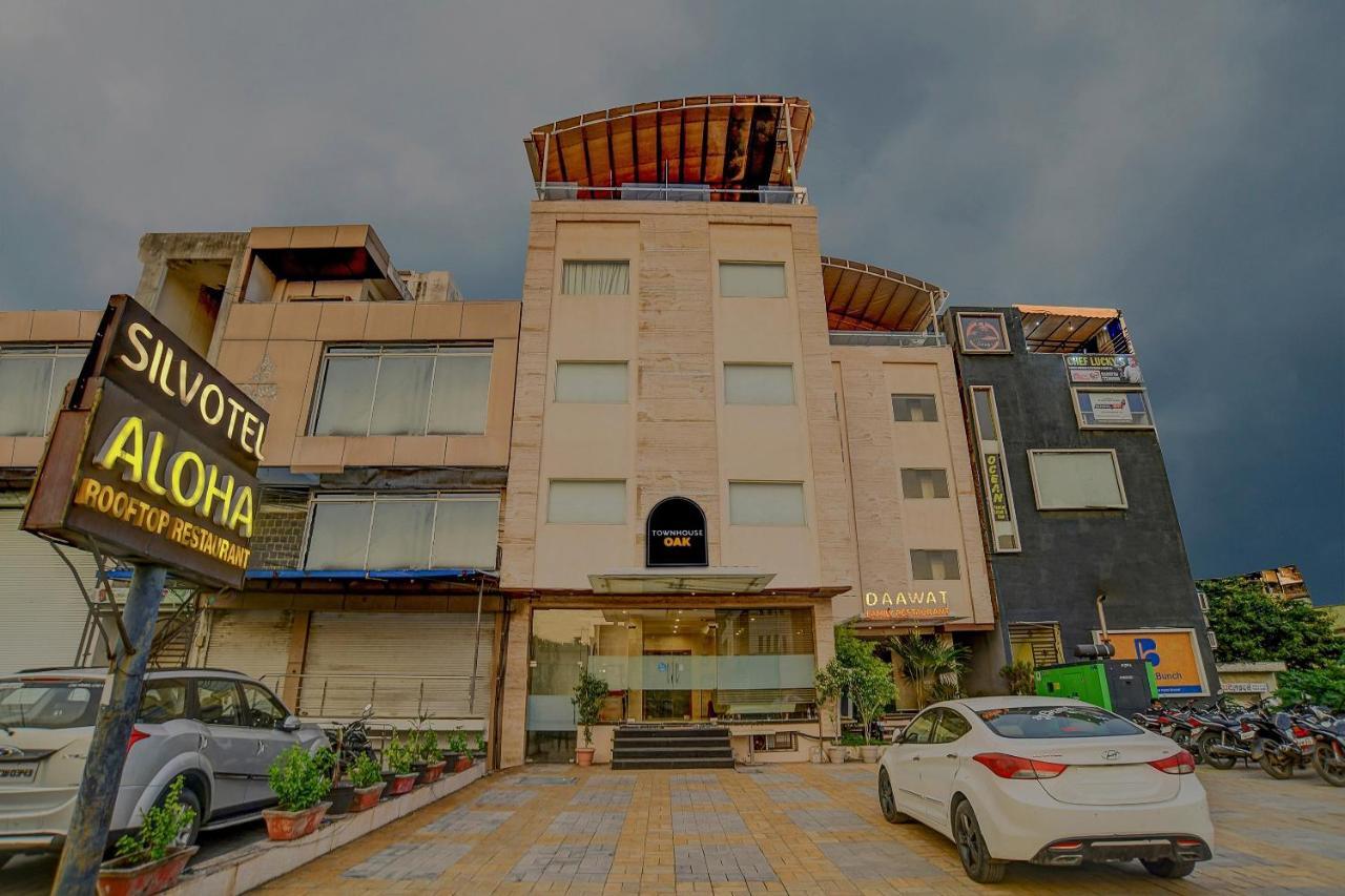 Vaccinated Staff- Townhouse Oak Hotel Silvotel Indore Buitenkant foto
