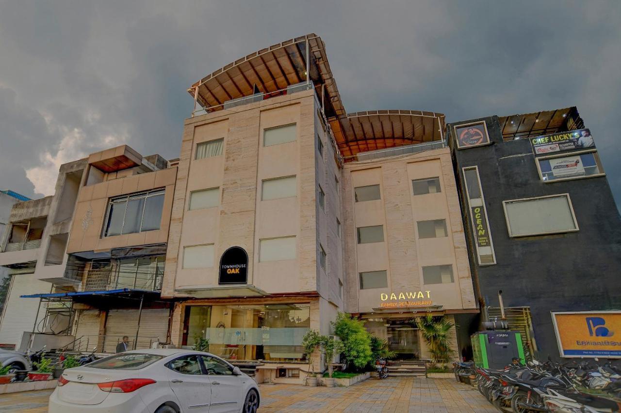 Vaccinated Staff- Townhouse Oak Hotel Silvotel Indore Buitenkant foto